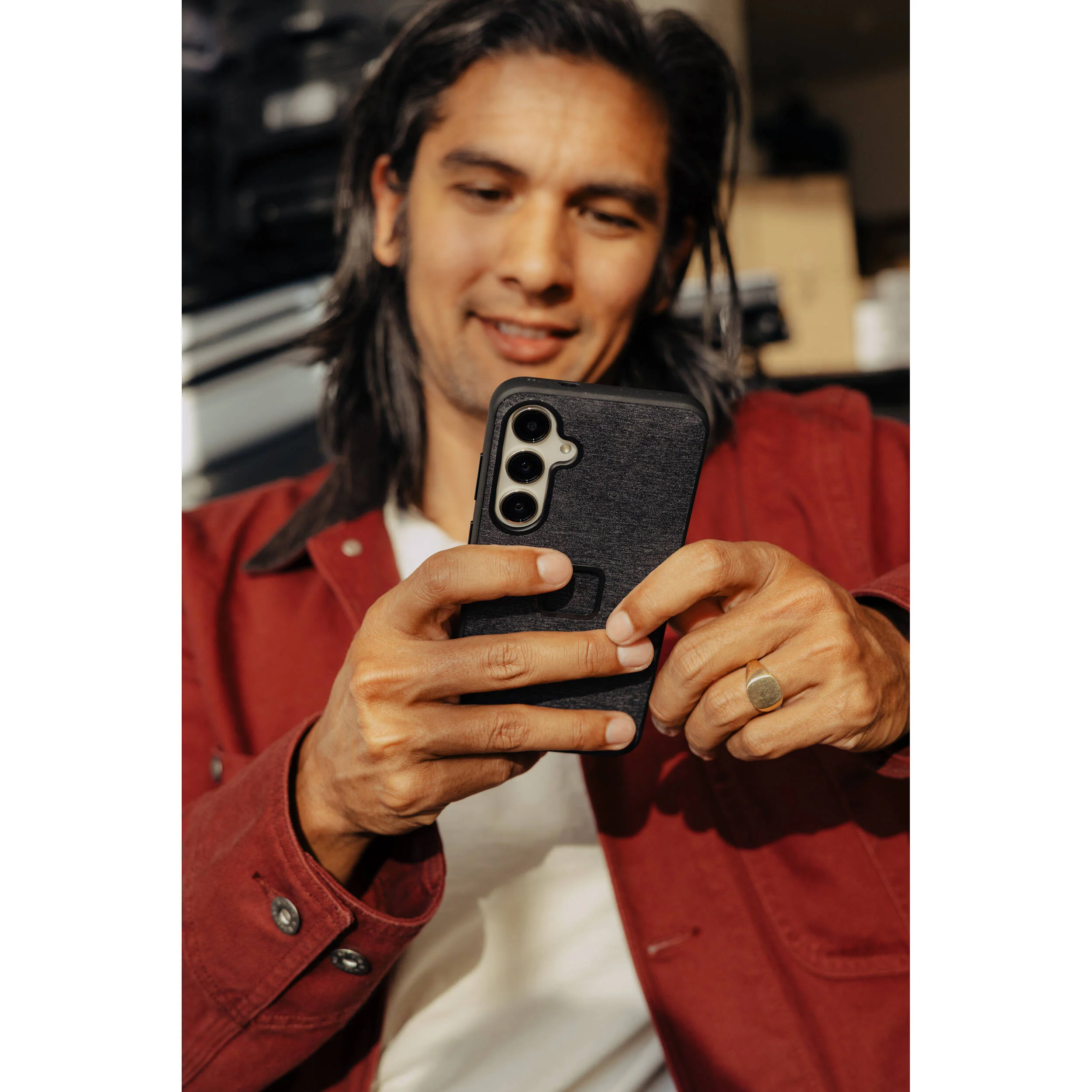 Peak Design Mobile Everyday Fabric Case for Samsung Galaxy S24 (Charcoal) - Image 3