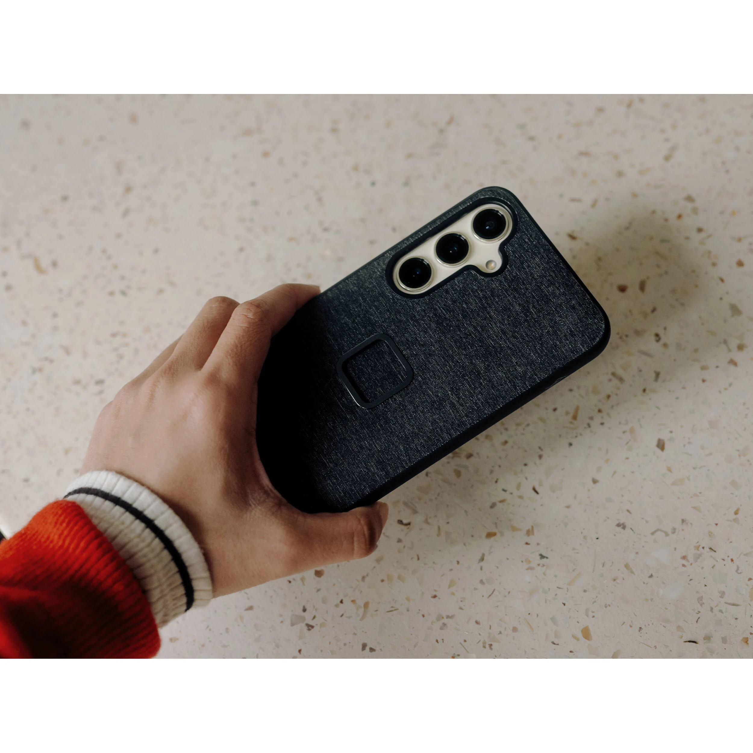 Peak Design Mobile Everyday Fabric Case for Samsung Galaxy S24 (Charcoal) - Image 4