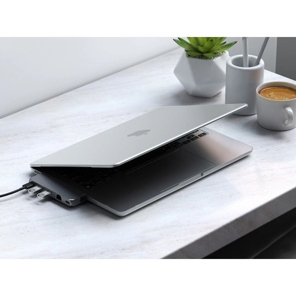 Satechi Eco-Hardshell Case for MacBook Air M2 (Clear) - Image 4
